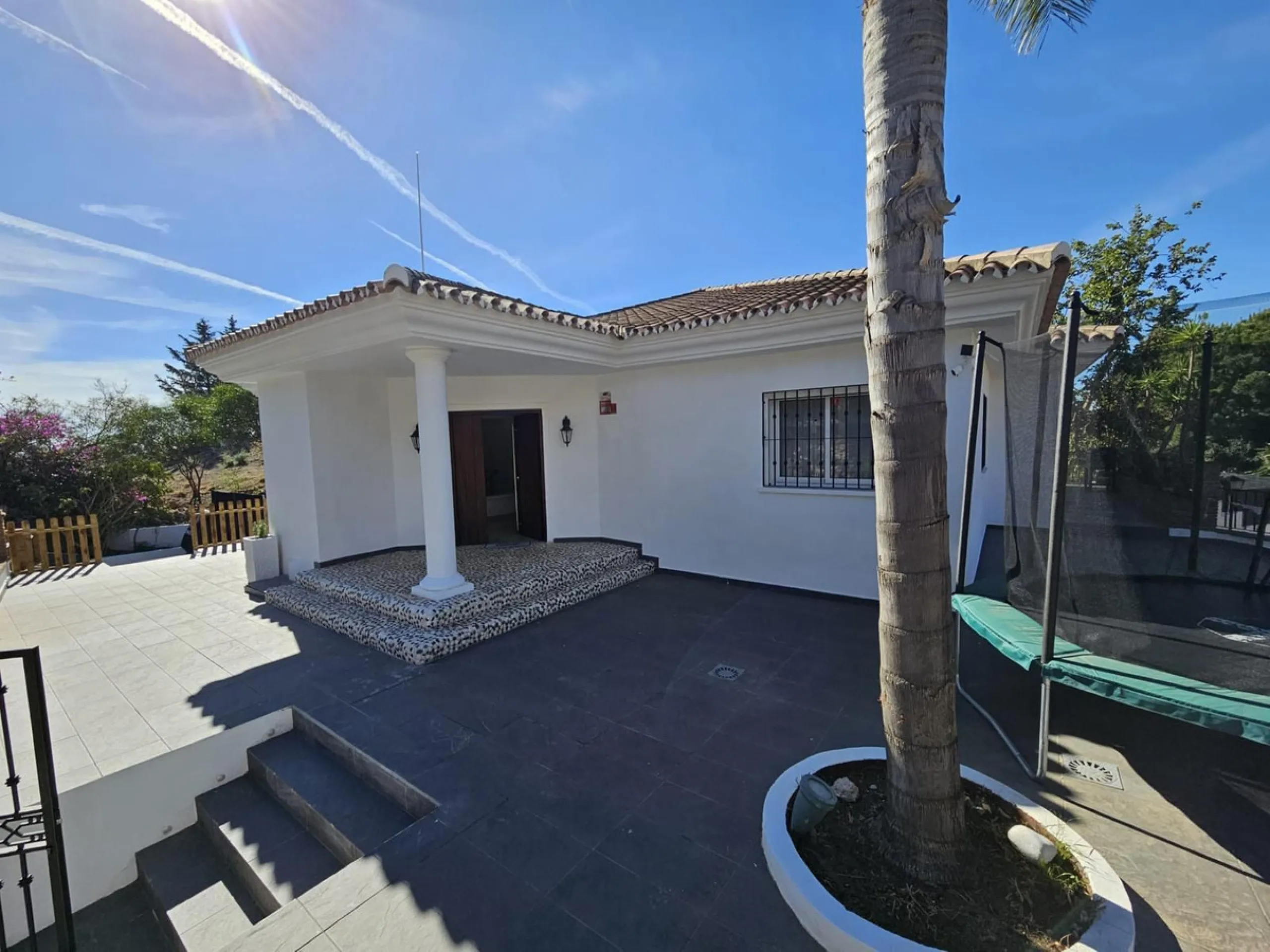 Wonderful villa located in the beautiful town of Benalmadena Pueblo. Nestled in the prestigious community of La Capellanía, this villa combines exclusivity with charm.