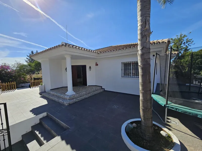 Wonderful villa located in the beautiful town of Benalmadena Pueblo. Nestled in the prestigious community of La Capellanía, this villa combines exclusivity with charm.