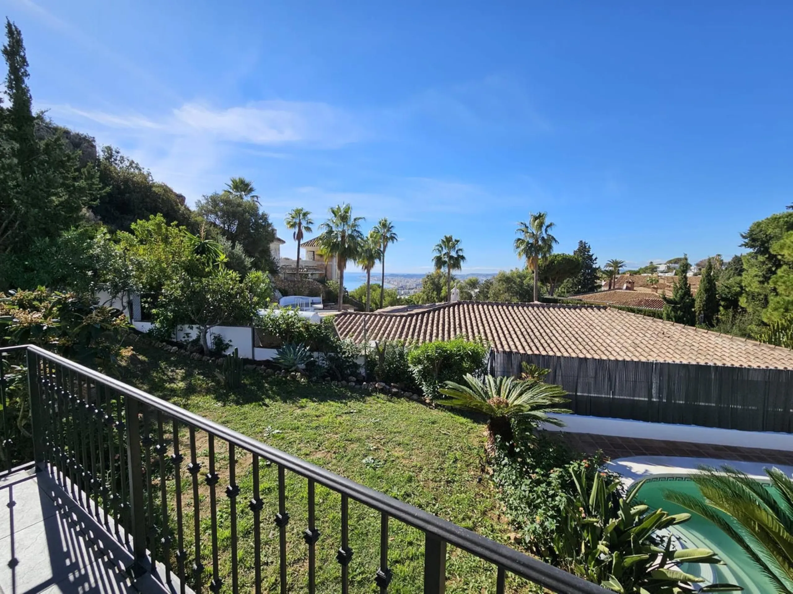 Wonderful villa located in the beautiful town of Benalmadena Pueblo. Nestled in the prestigious community of La Capellanía, this villa combines exclusivity with charm.