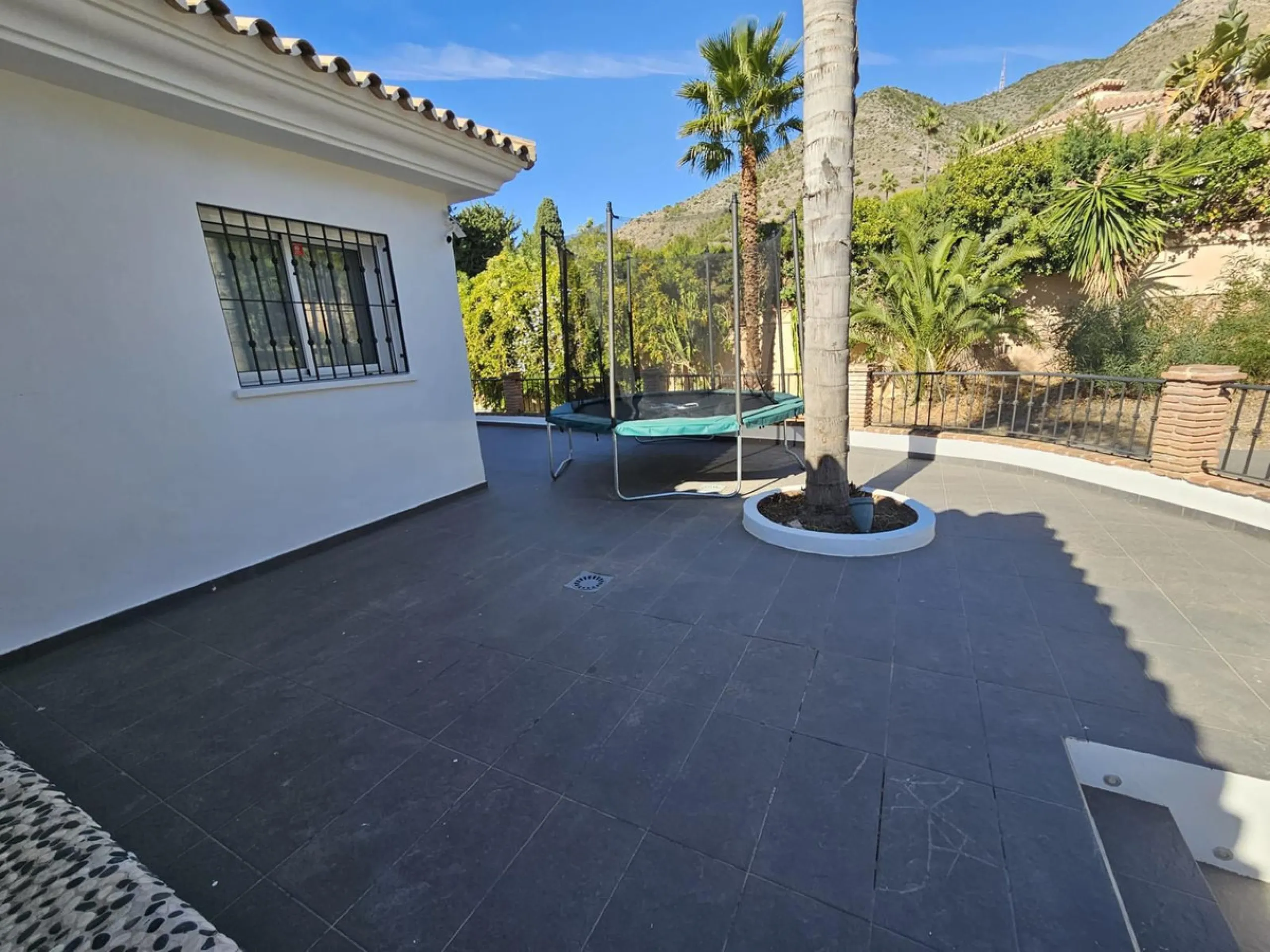 Wonderful villa located in the beautiful town of Benalmadena Pueblo. Nestled in the prestigious community of La Capellanía, this villa combines exclusivity with charm.