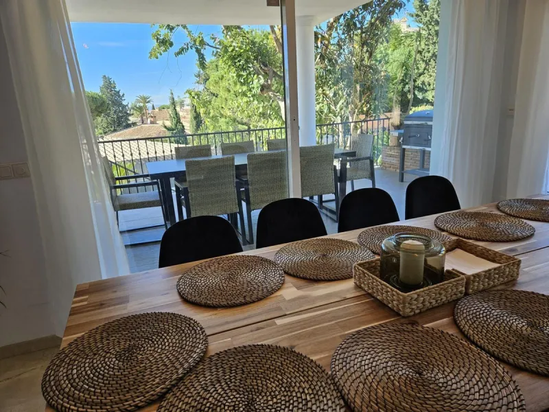 Wonderful villa located in the beautiful town of Benalmadena Pueblo. Nestled in the prestigious community of La Capellanía, this villa combines exclusivity with charm.