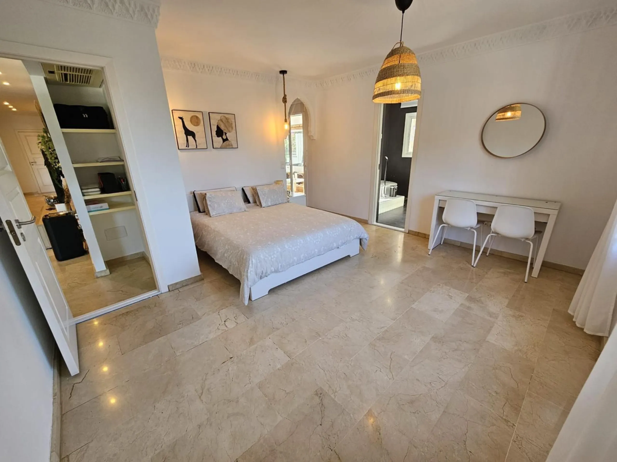 Wonderful villa located in the beautiful town of Benalmadena Pueblo. Nestled in the prestigious community of La Capellanía, this villa combines exclusivity with charm.