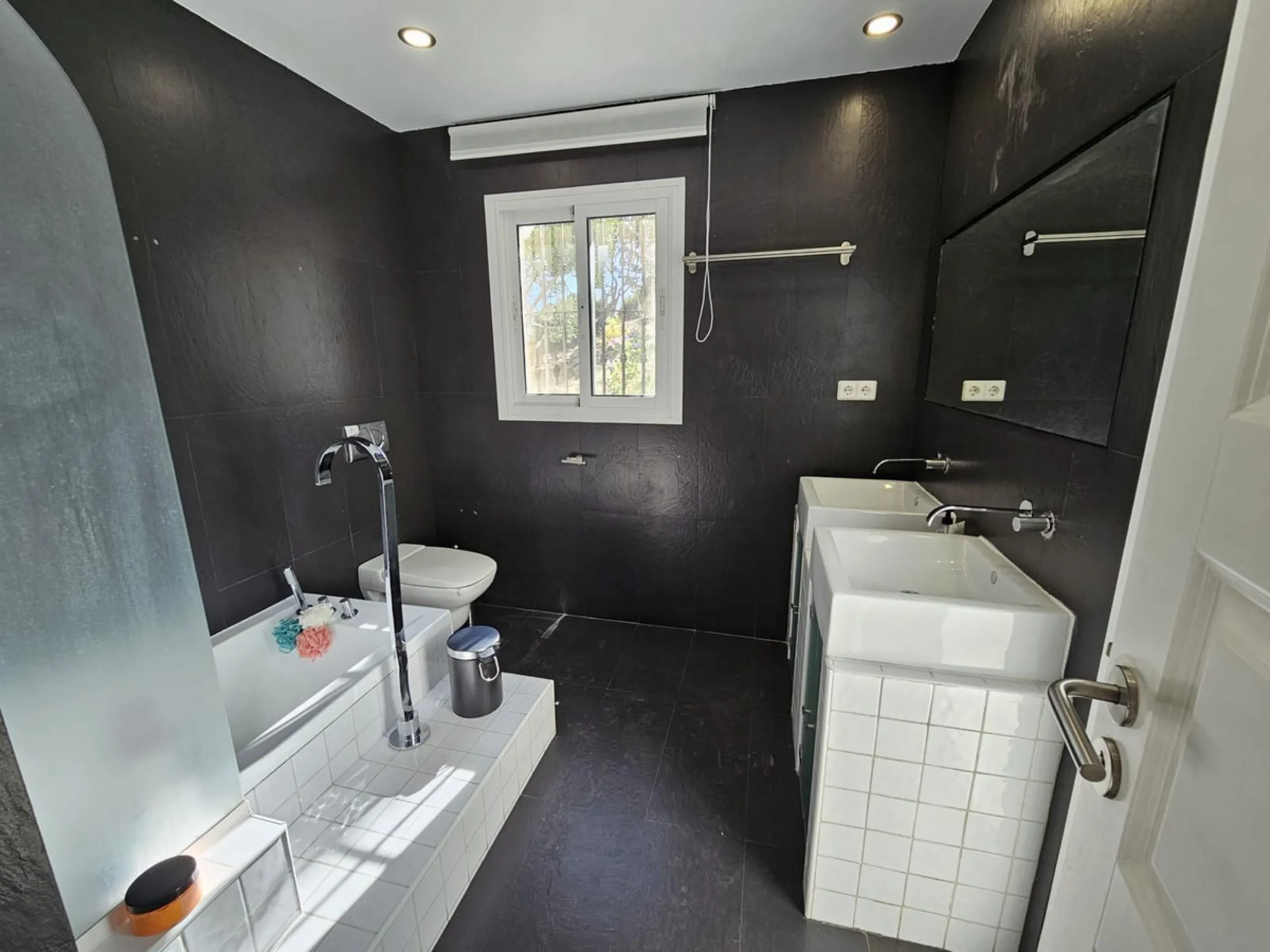 Wonderful villa located in the beautiful town of Benalmadena Pueblo. Nestled in the prestigious community of La Capellanía, this villa combines exclusivity with charm.