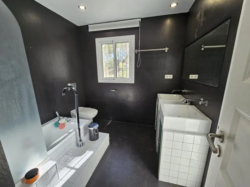 Wonderful villa located in the beautiful town of Benalmadena Pueblo. Nestled in the prestigious community of La Capellanía, this villa combines exclusivity with charm.