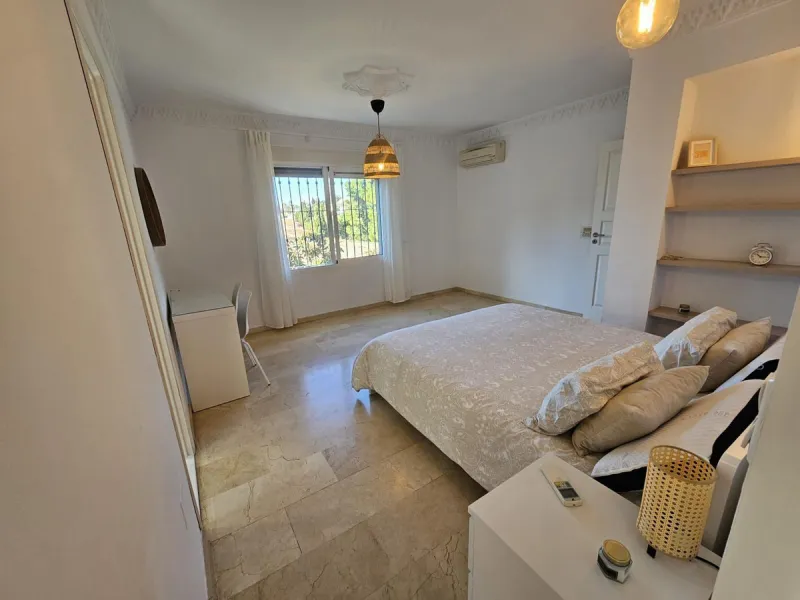 Wonderful villa located in the beautiful town of Benalmadena Pueblo. Nestled in the prestigious community of La Capellanía, this villa combines exclusivity with charm.