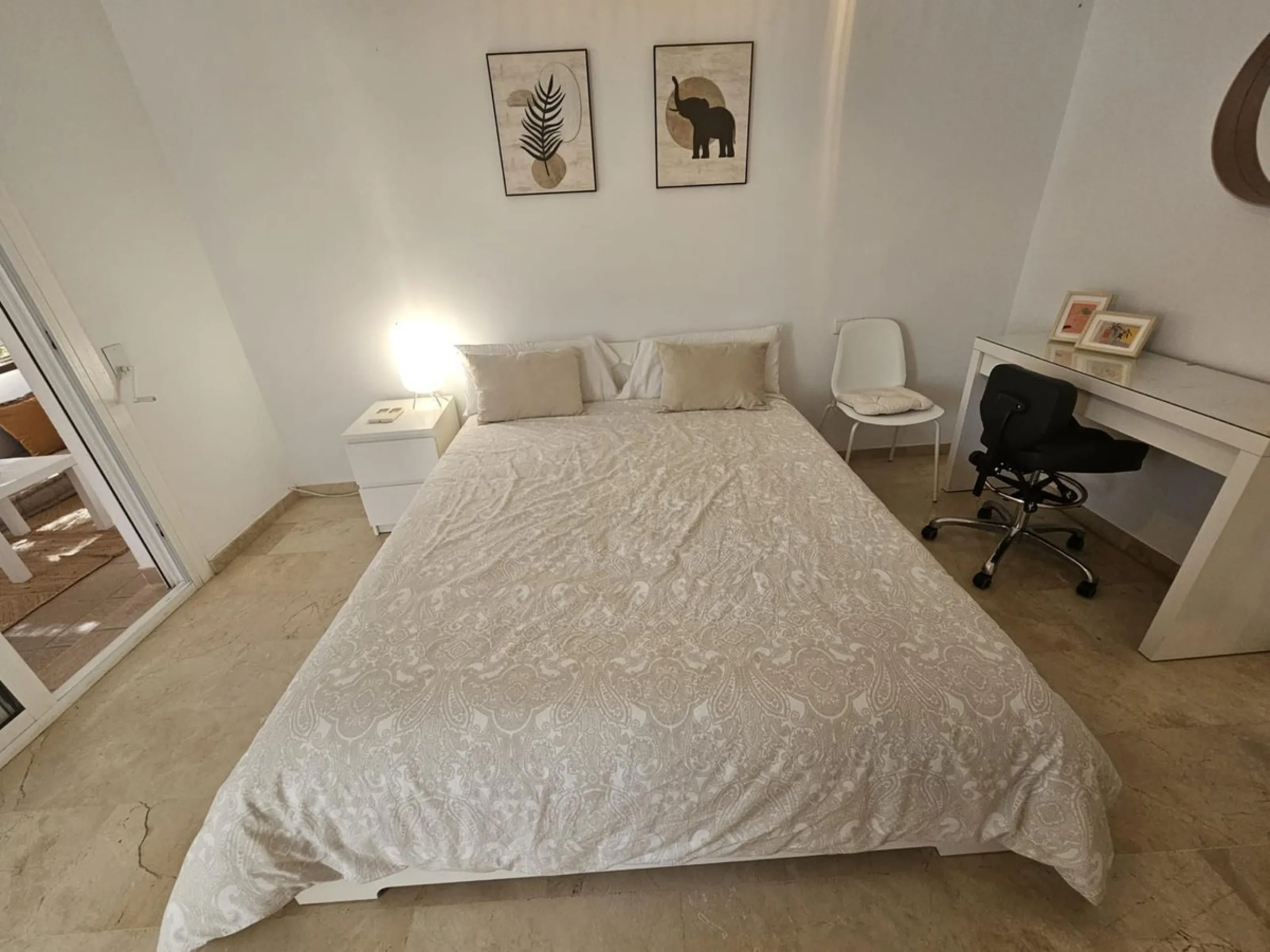 Wonderful villa located in the beautiful town of Benalmadena Pueblo. Nestled in the prestigious community of La Capellanía, this villa combines exclusivity with charm.
