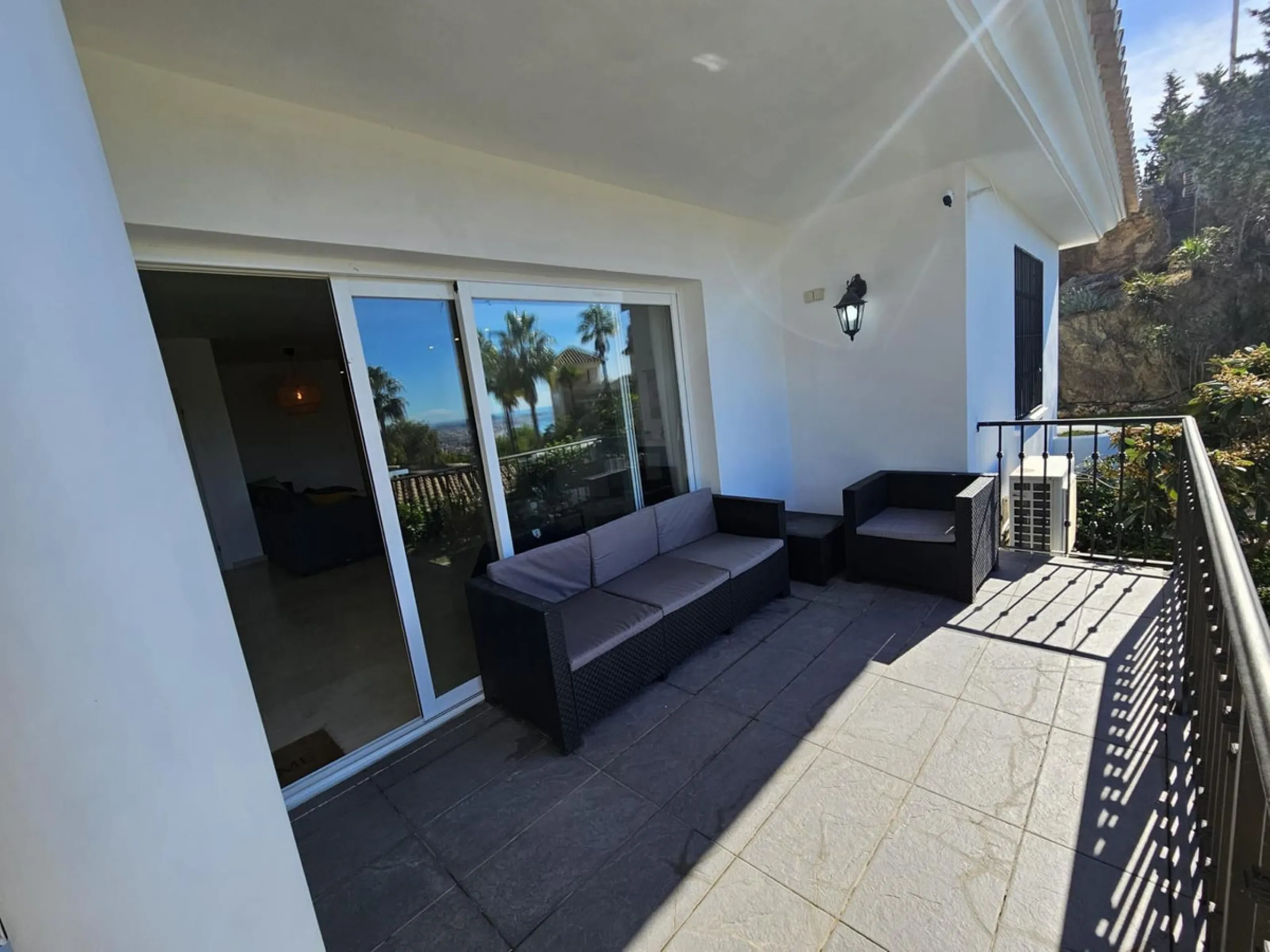 Wonderful villa located in the beautiful town of Benalmadena Pueblo. Nestled in the prestigious community of La Capellanía, this villa combines exclusivity with charm.