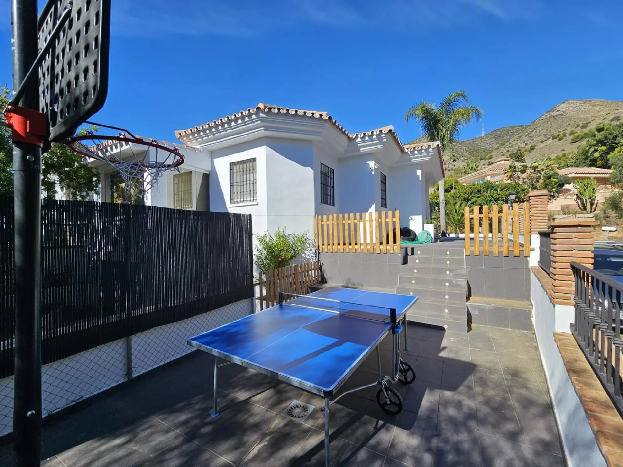 Wonderful villa located in the beautiful town of Benalmadena Pueblo. Nestled in the prestigious community of La Capellanía, this villa combines exclusivity with charm.