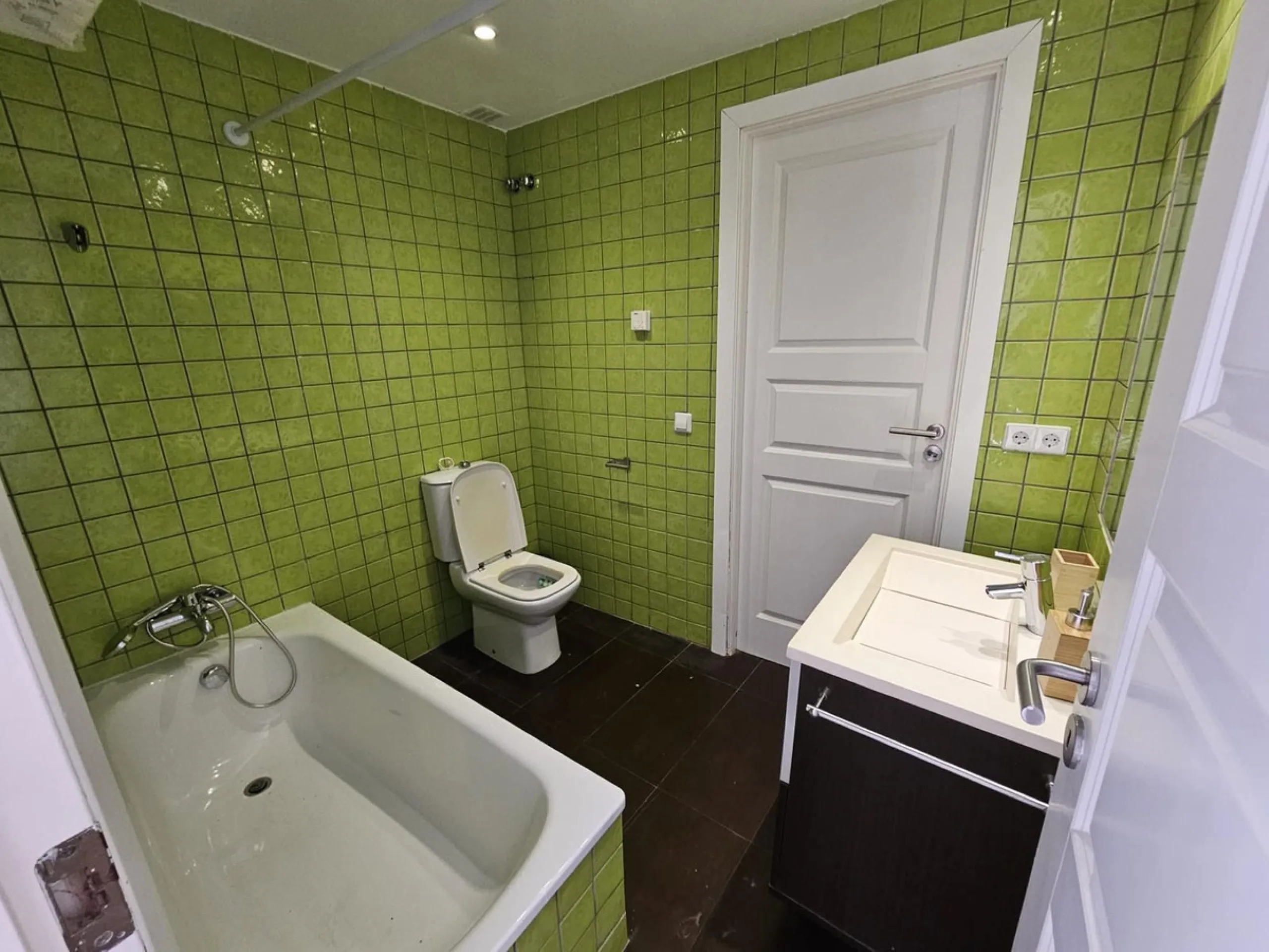 Wonderful villa located in the beautiful town of Benalmadena Pueblo. Nestled in the prestigious community of La Capellanía, this villa combines exclusivity with charm.
