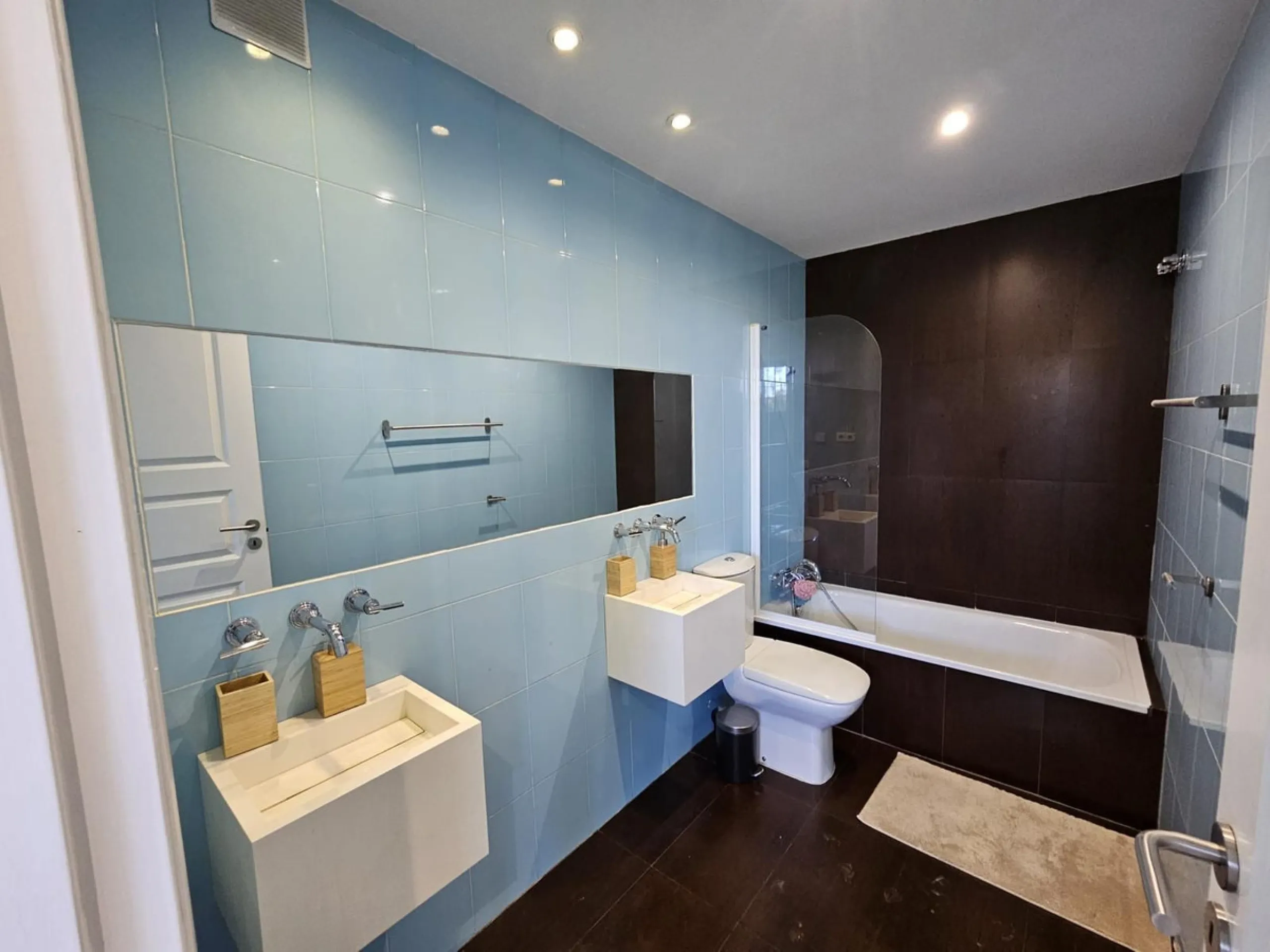 Wonderful villa located in the beautiful town of Benalmadena Pueblo. Nestled in the prestigious community of La Capellanía, this villa combines exclusivity with charm.