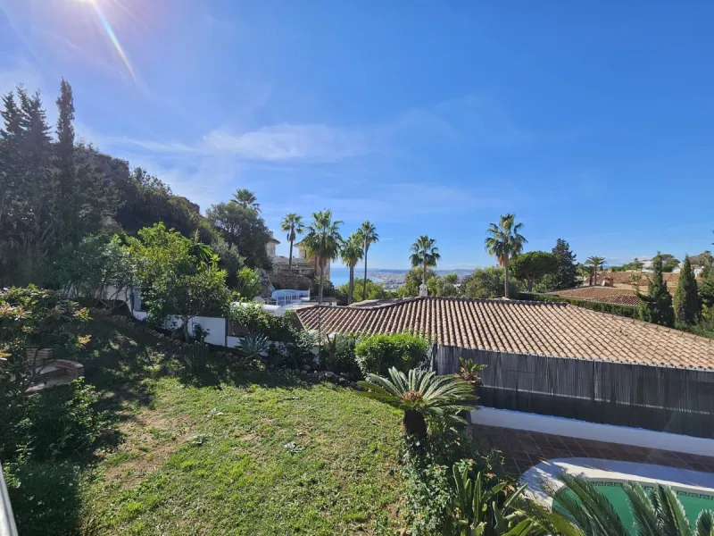 Wonderful villa located in the beautiful town of Benalmadena Pueblo. Nestled in the prestigious community of La Capellanía, this villa combines exclusivity with charm.