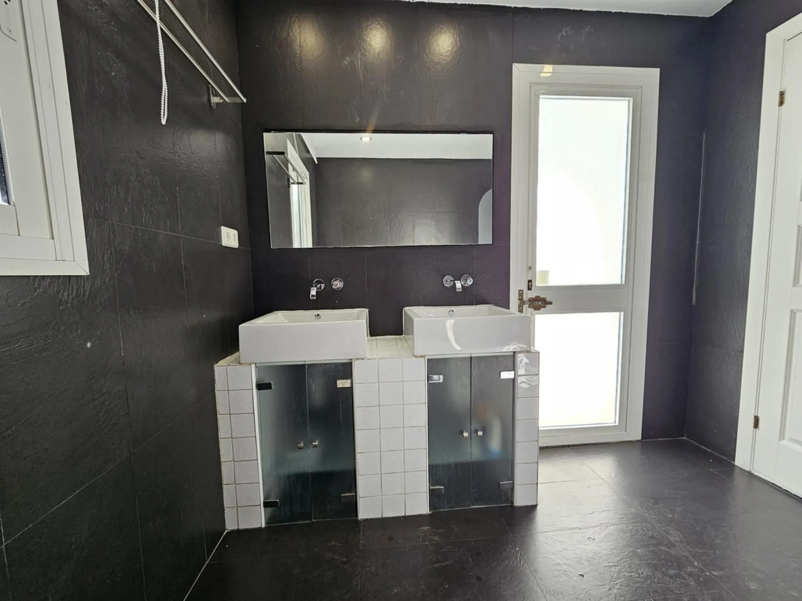 Wonderful villa located in the beautiful town of Benalmadena Pueblo. Nestled in the prestigious community of La Capellanía, this villa combines exclusivity with charm.