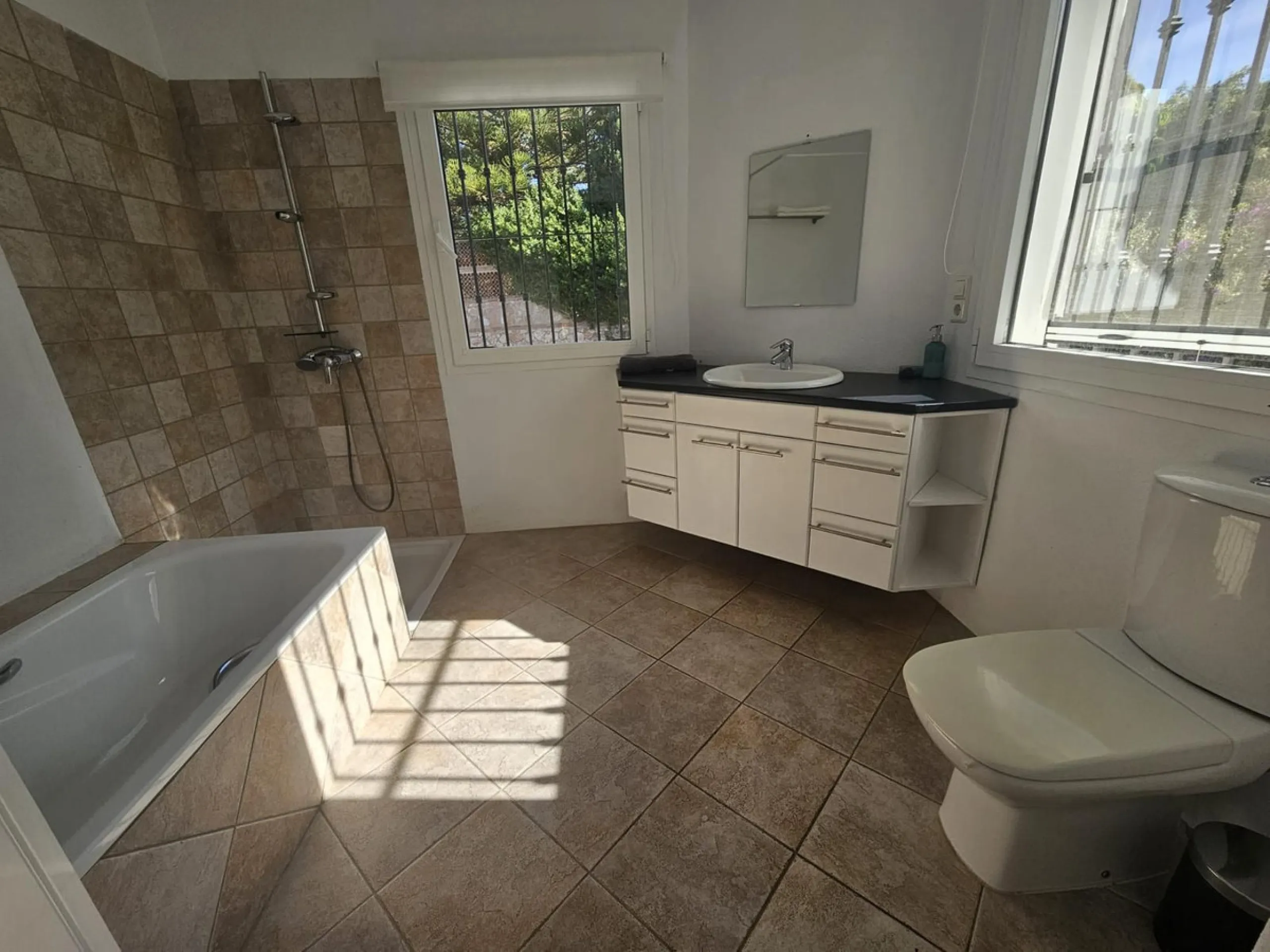 Wonderful villa located in the beautiful town of Benalmadena Pueblo. Nestled in the prestigious community of La Capellanía, this villa combines exclusivity with charm.