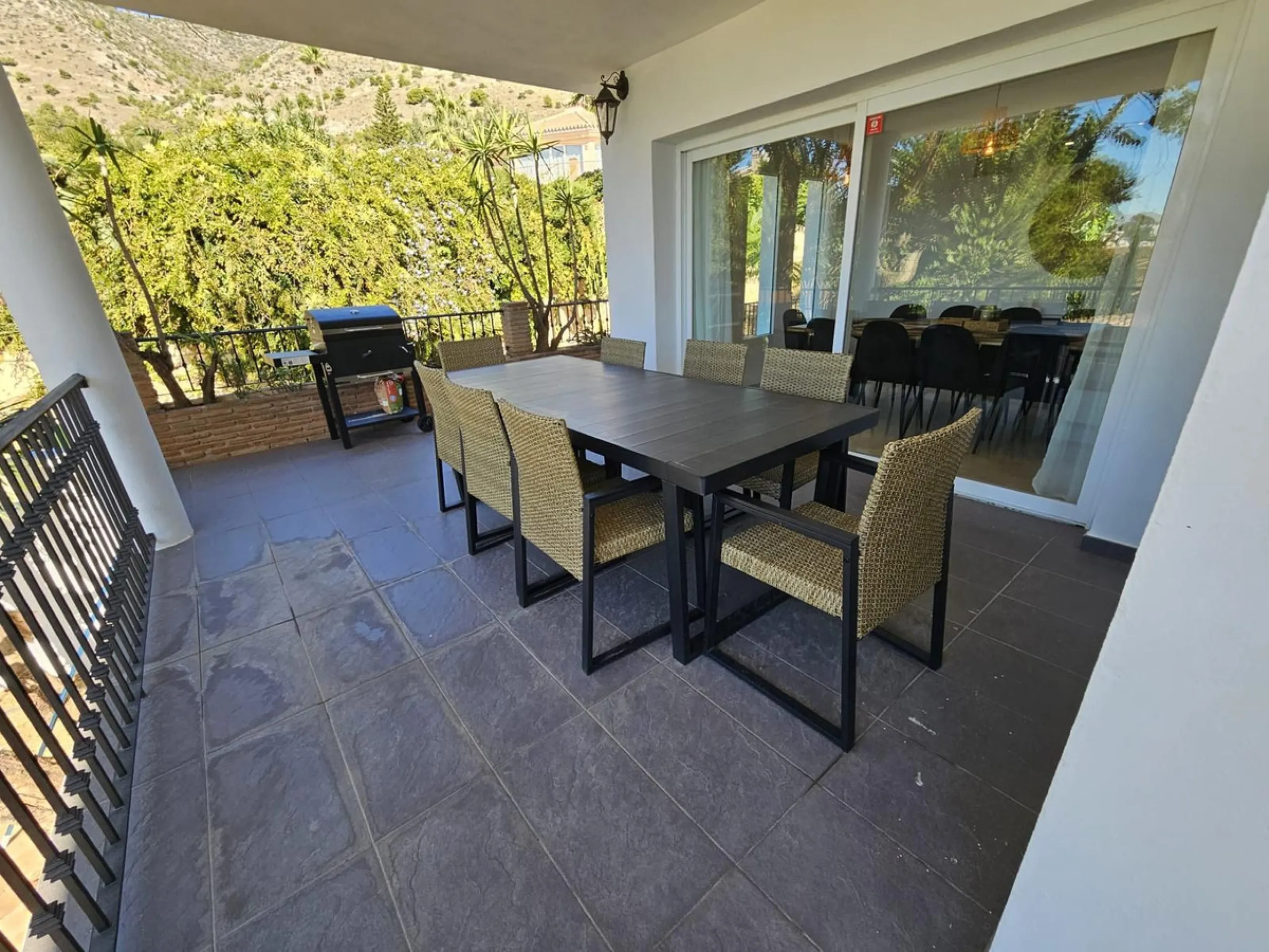 Wonderful villa located in the beautiful town of Benalmadena Pueblo. Nestled in the prestigious community of La Capellanía, this villa combines exclusivity with charm.