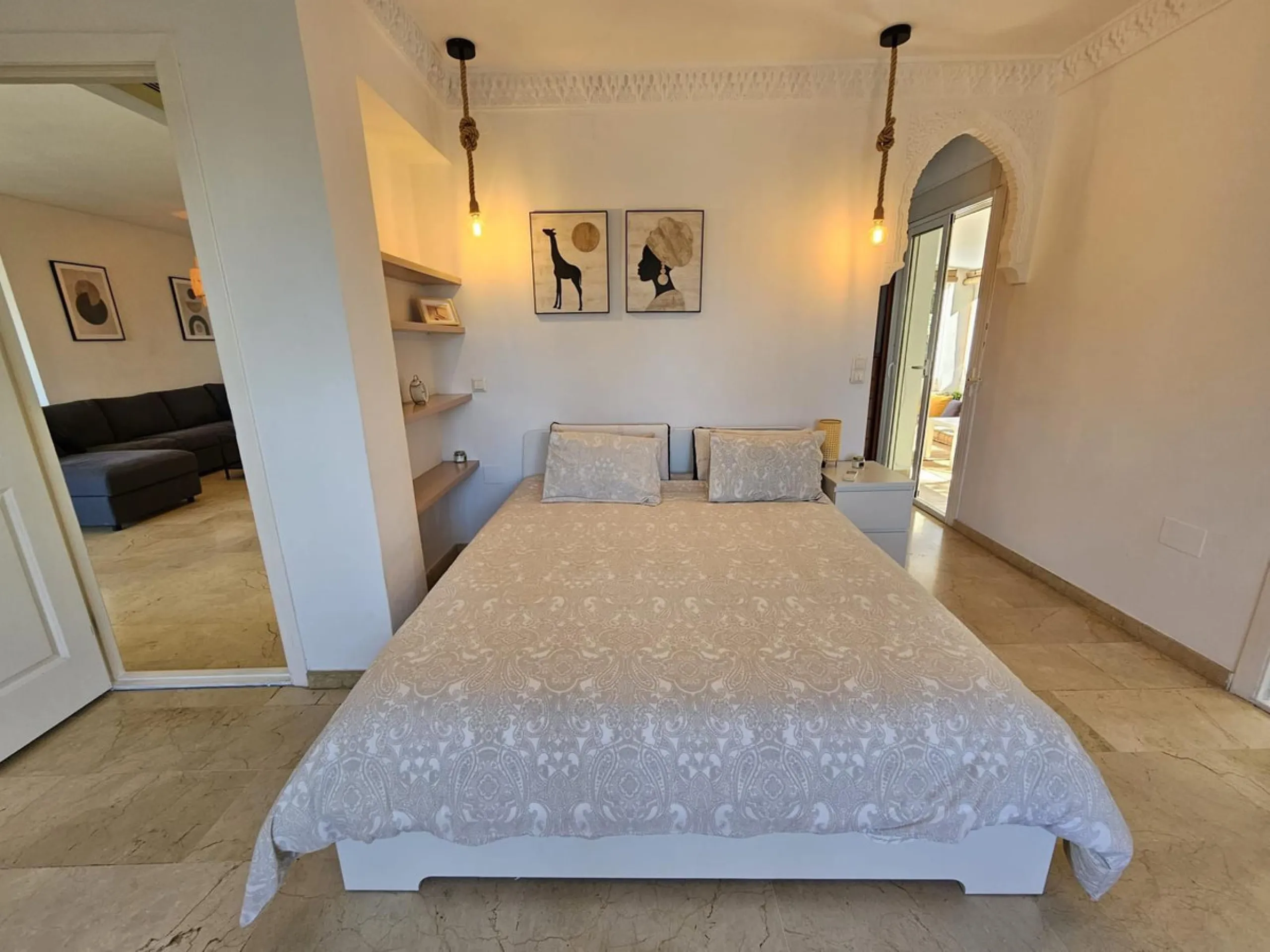 Wonderful villa located in the beautiful town of Benalmadena Pueblo. Nestled in the prestigious community of La Capellanía, this villa combines exclusivity with charm.