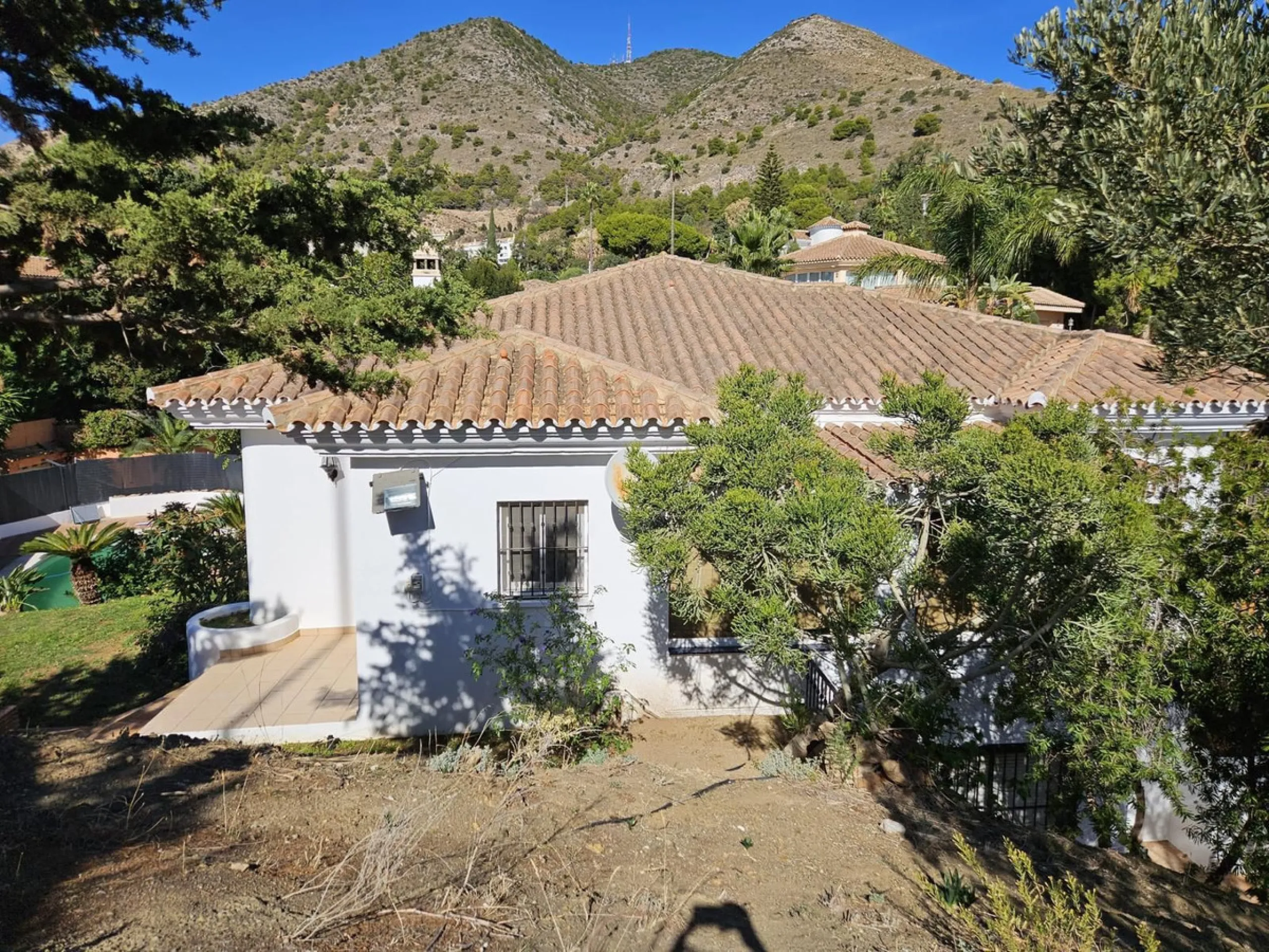 Wonderful villa located in the beautiful town of Benalmadena Pueblo. Nestled in the prestigious community of La Capellanía, this villa combines exclusivity with charm.