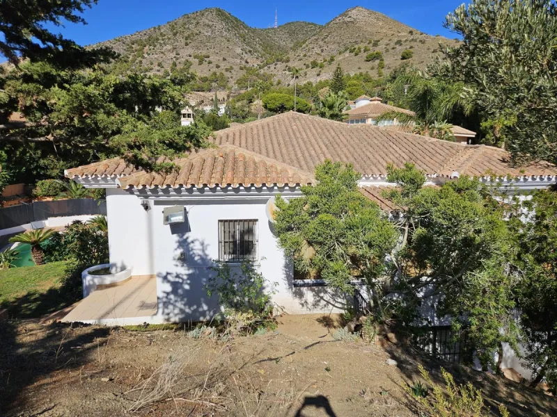 Wonderful villa located in the beautiful town of Benalmadena Pueblo. Nestled in the prestigious community of La Capellanía, this villa combines exclusivity with charm.
