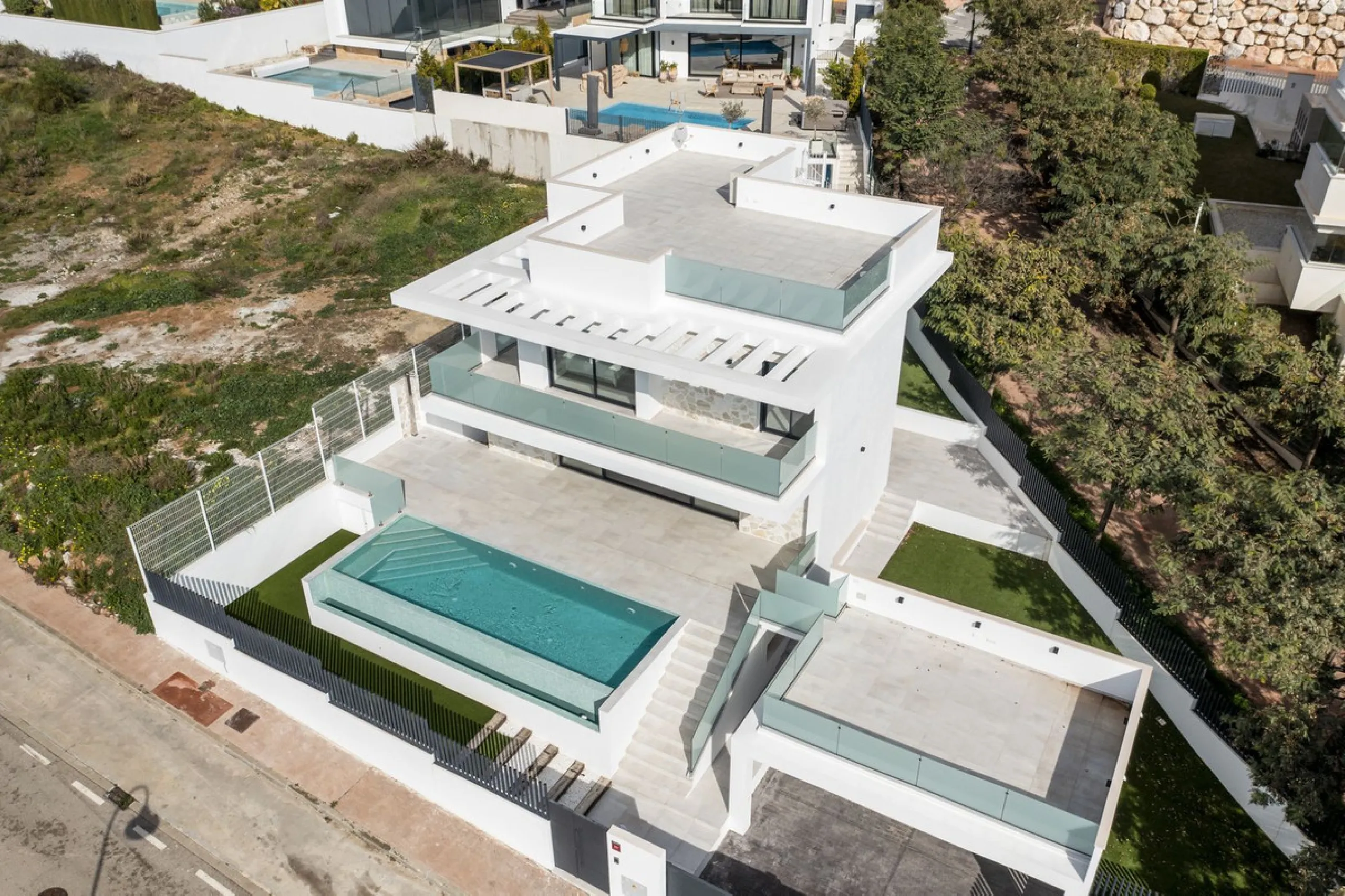 SPACIOUS CONTEMPORARY VILLA IN TOP LOCATION!