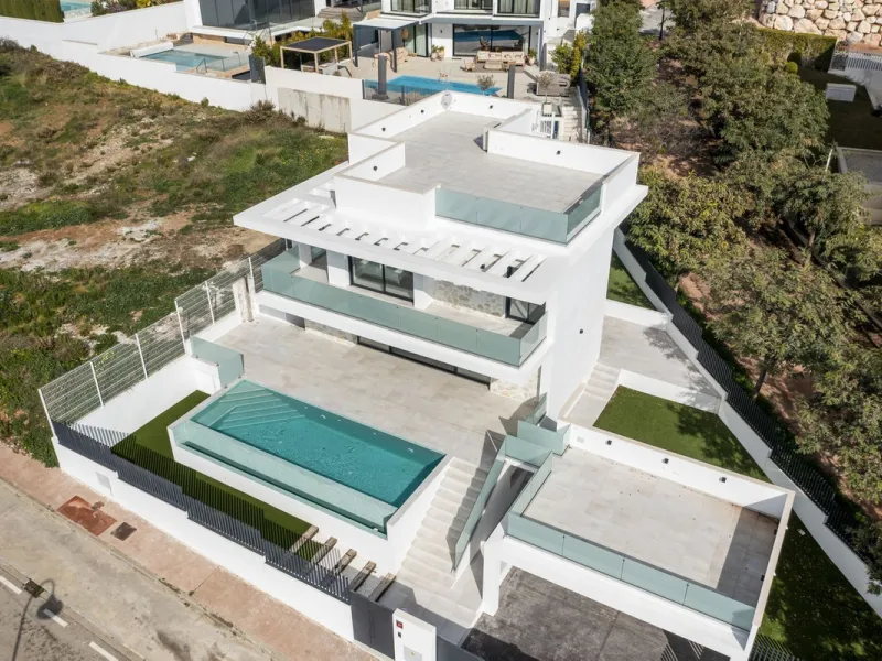 SPACIOUS CONTEMPORARY VILLA IN TOP LOCATION!