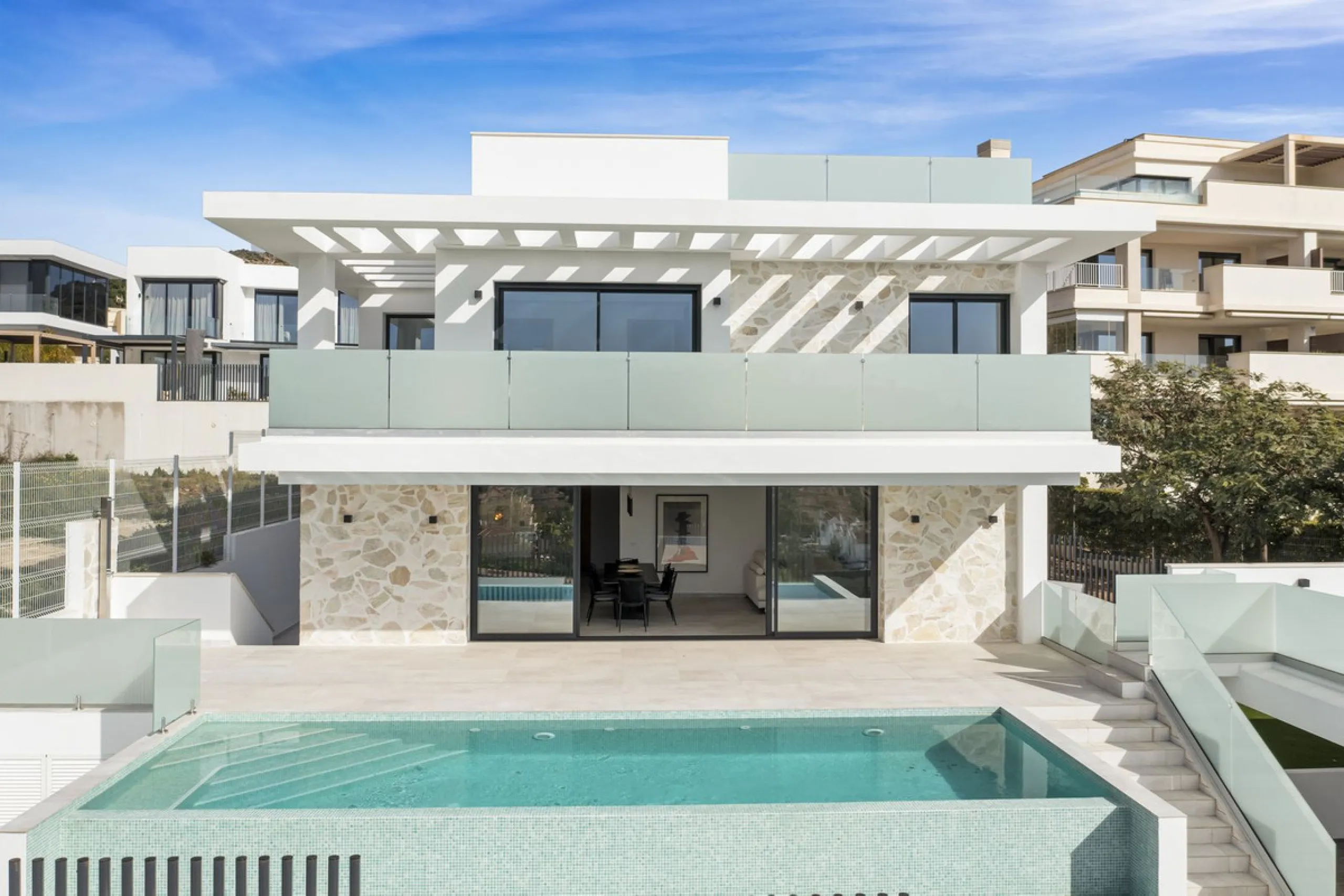 SPACIOUS CONTEMPORARY VILLA IN TOP LOCATION!