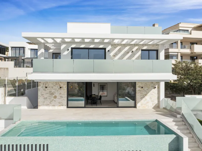 SPACIOUS CONTEMPORARY VILLA IN TOP LOCATION!
