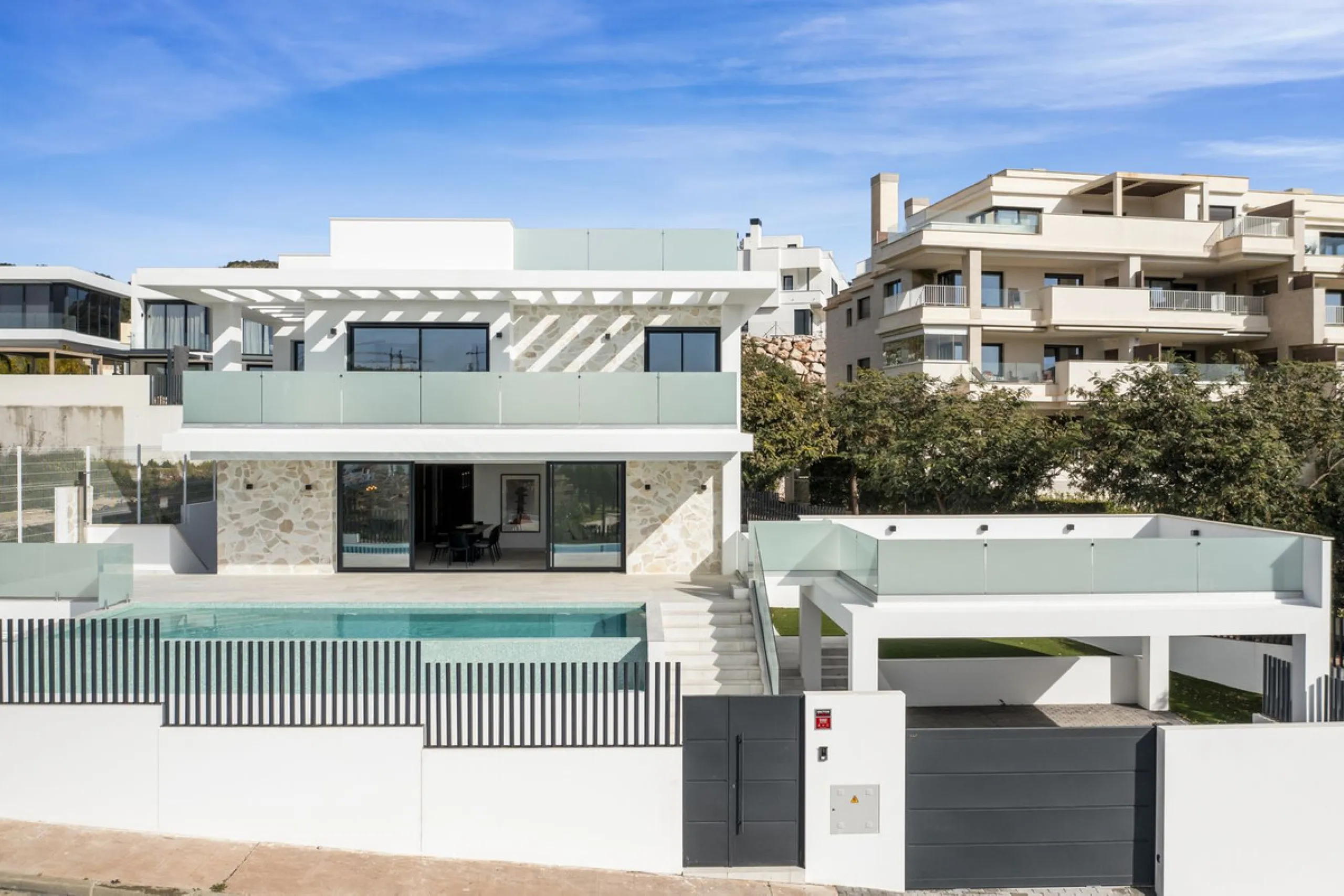 SPACIOUS CONTEMPORARY VILLA IN TOP LOCATION!