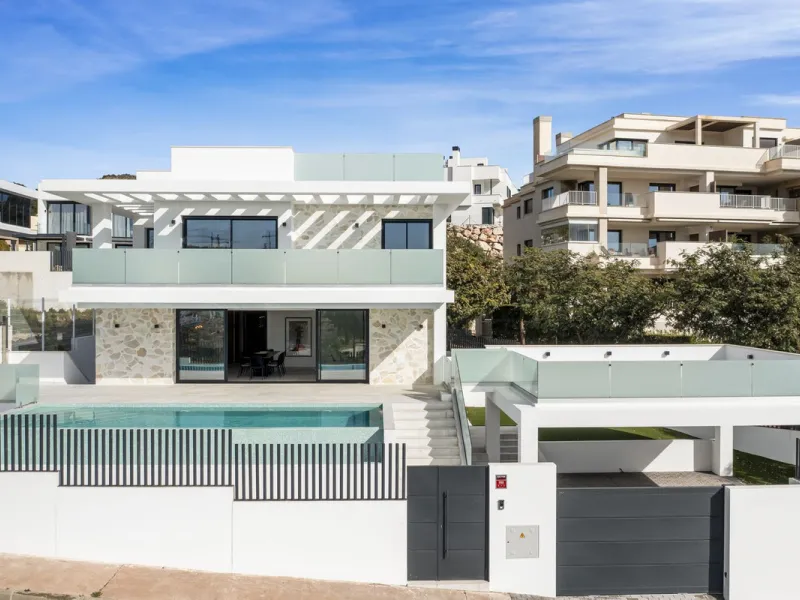 SPACIOUS CONTEMPORARY VILLA IN TOP LOCATION!