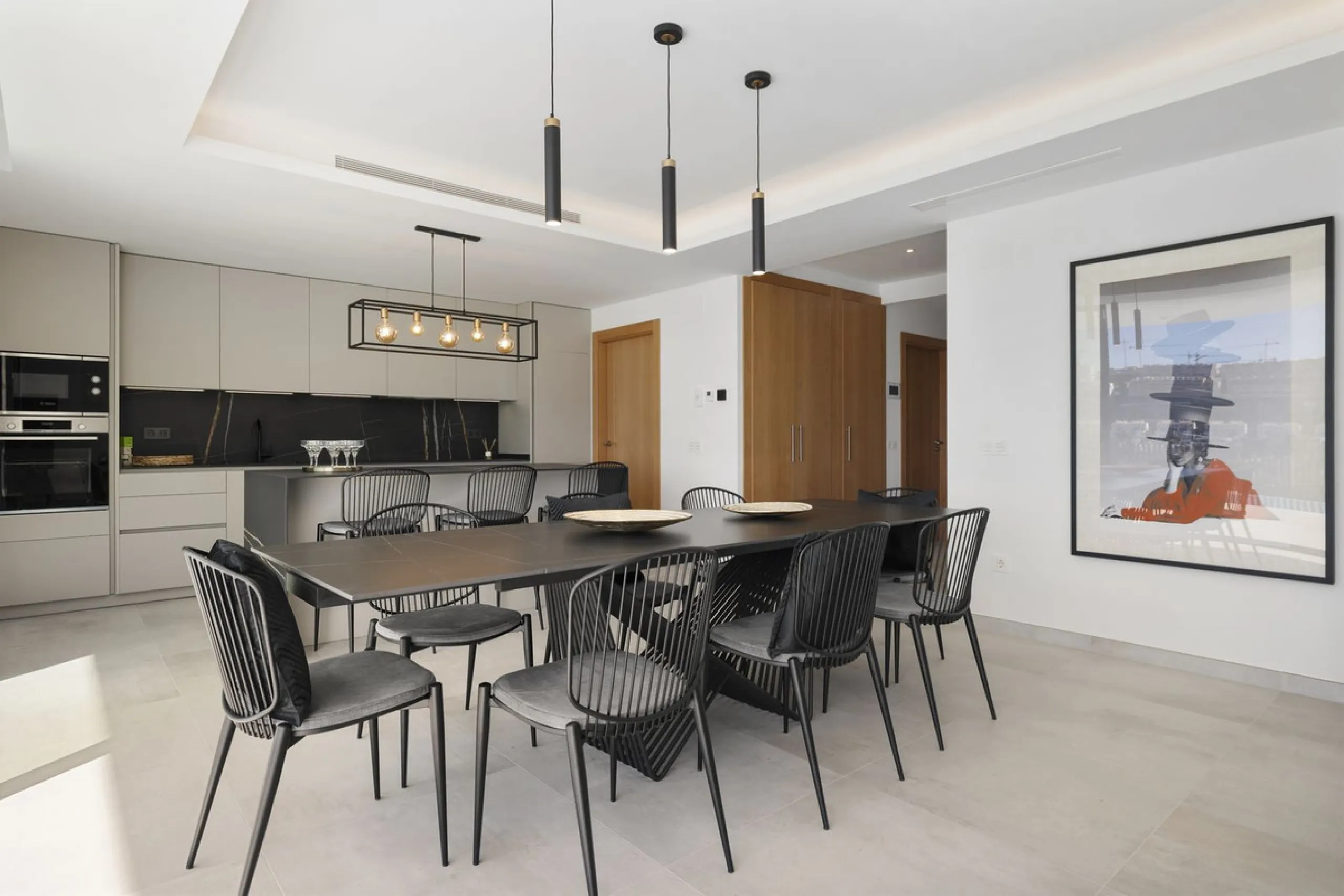 SPACIOUS CONTEMPORARY VILLA IN TOP LOCATION!