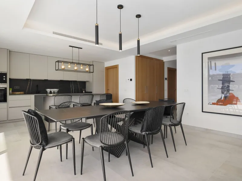 SPACIOUS CONTEMPORARY VILLA IN TOP LOCATION!
