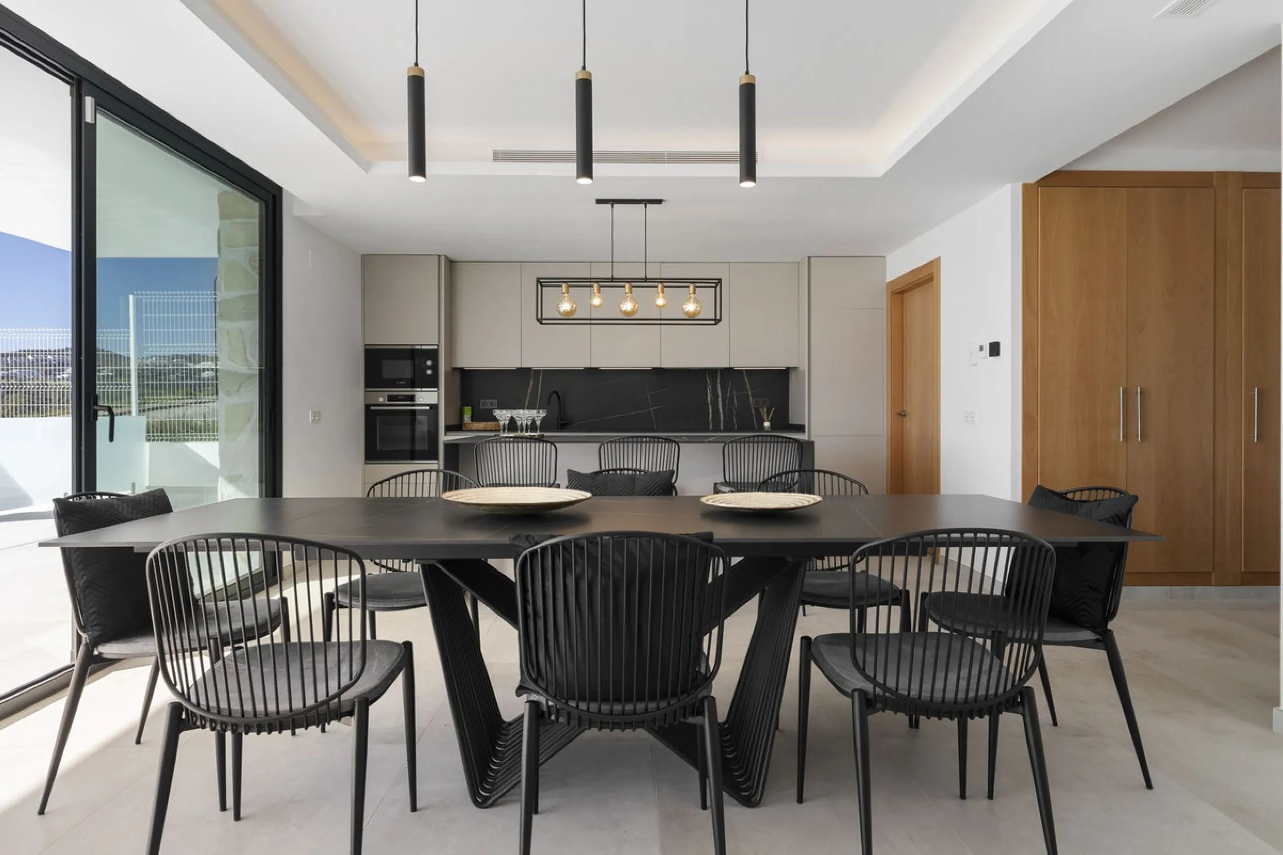 SPACIOUS CONTEMPORARY VILLA IN TOP LOCATION!