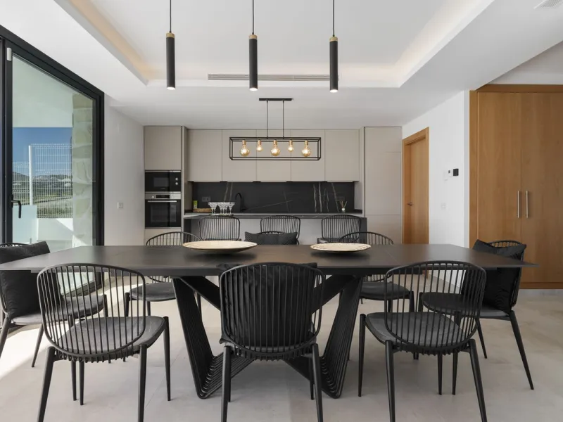 SPACIOUS CONTEMPORARY VILLA IN TOP LOCATION!