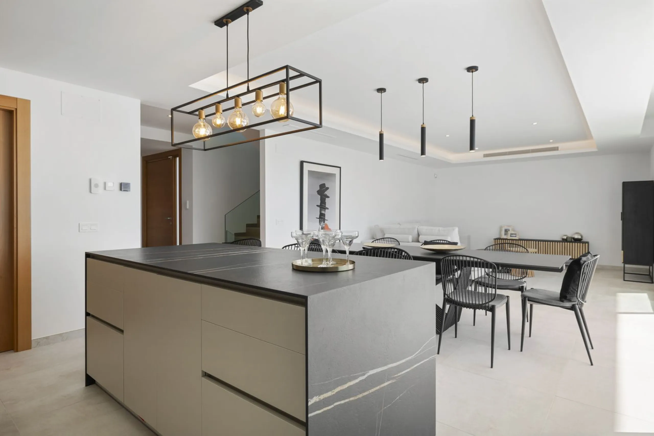 SPACIOUS CONTEMPORARY VILLA IN TOP LOCATION!