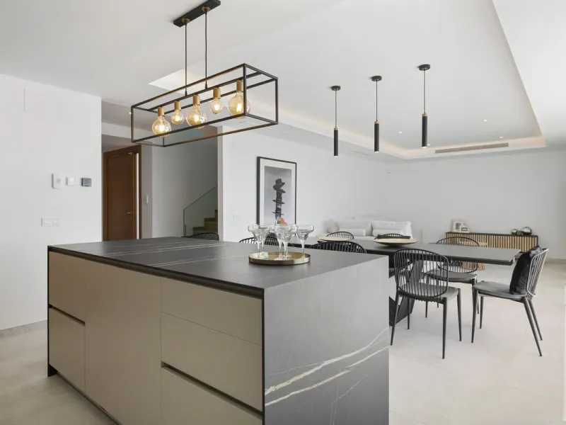 SPACIOUS CONTEMPORARY VILLA IN TOP LOCATION!