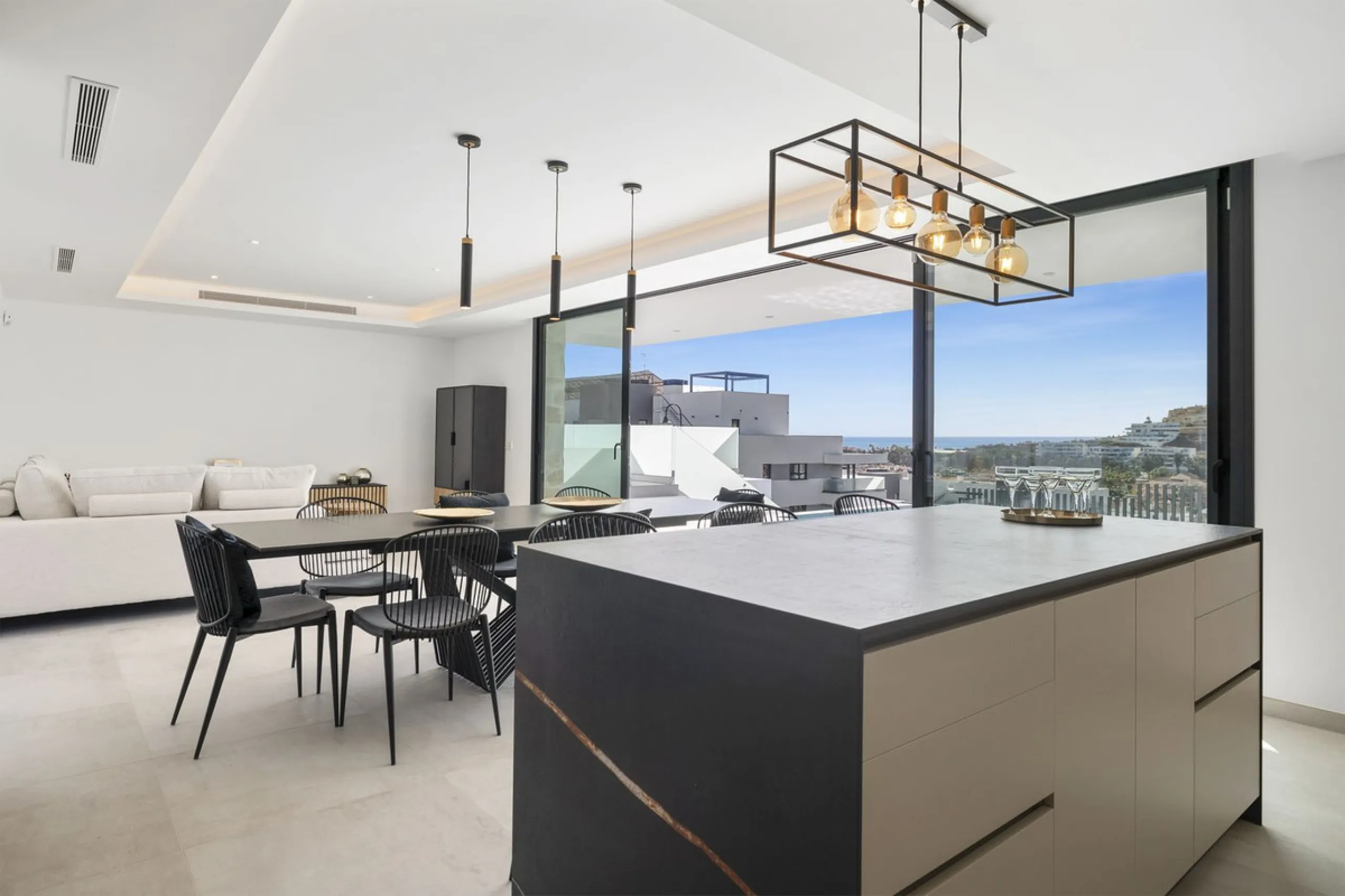 SPACIOUS CONTEMPORARY VILLA IN TOP LOCATION!