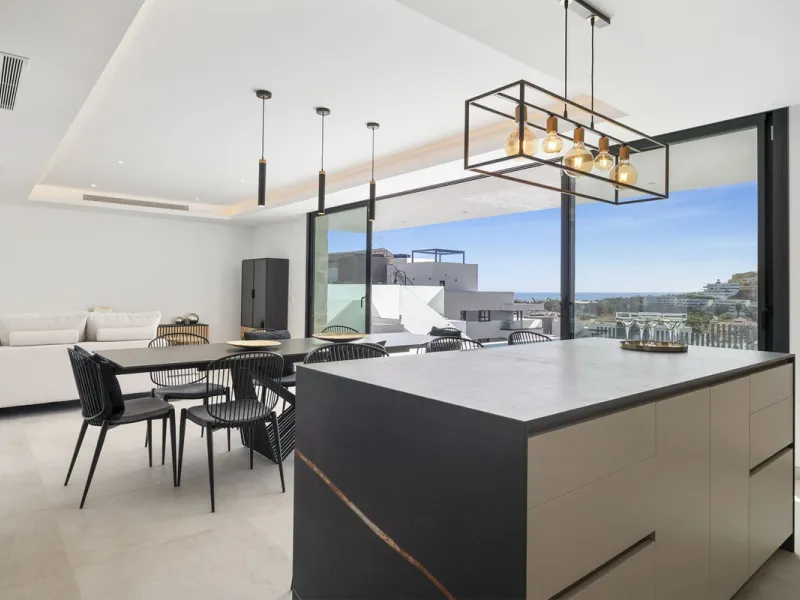 SPACIOUS CONTEMPORARY VILLA IN TOP LOCATION!