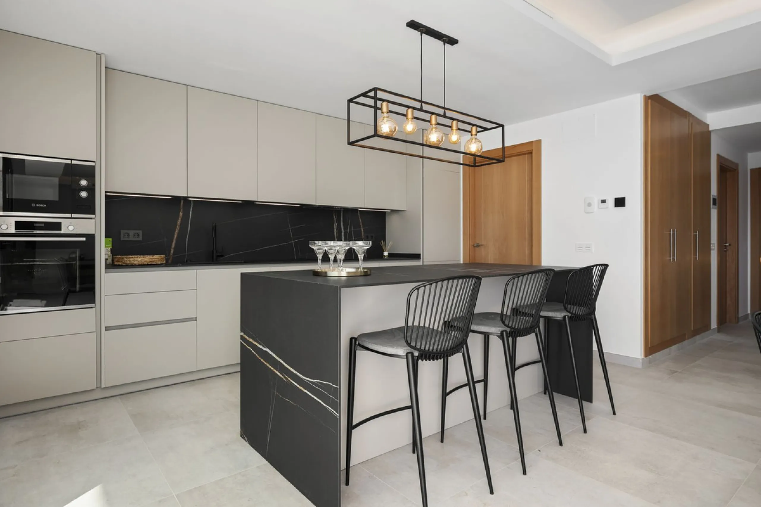 SPACIOUS CONTEMPORARY VILLA IN TOP LOCATION!
