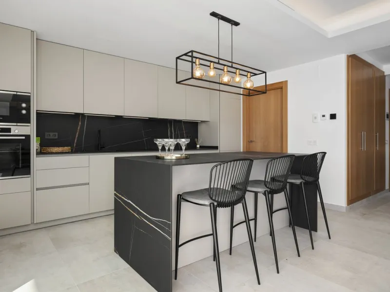 SPACIOUS CONTEMPORARY VILLA IN TOP LOCATION!