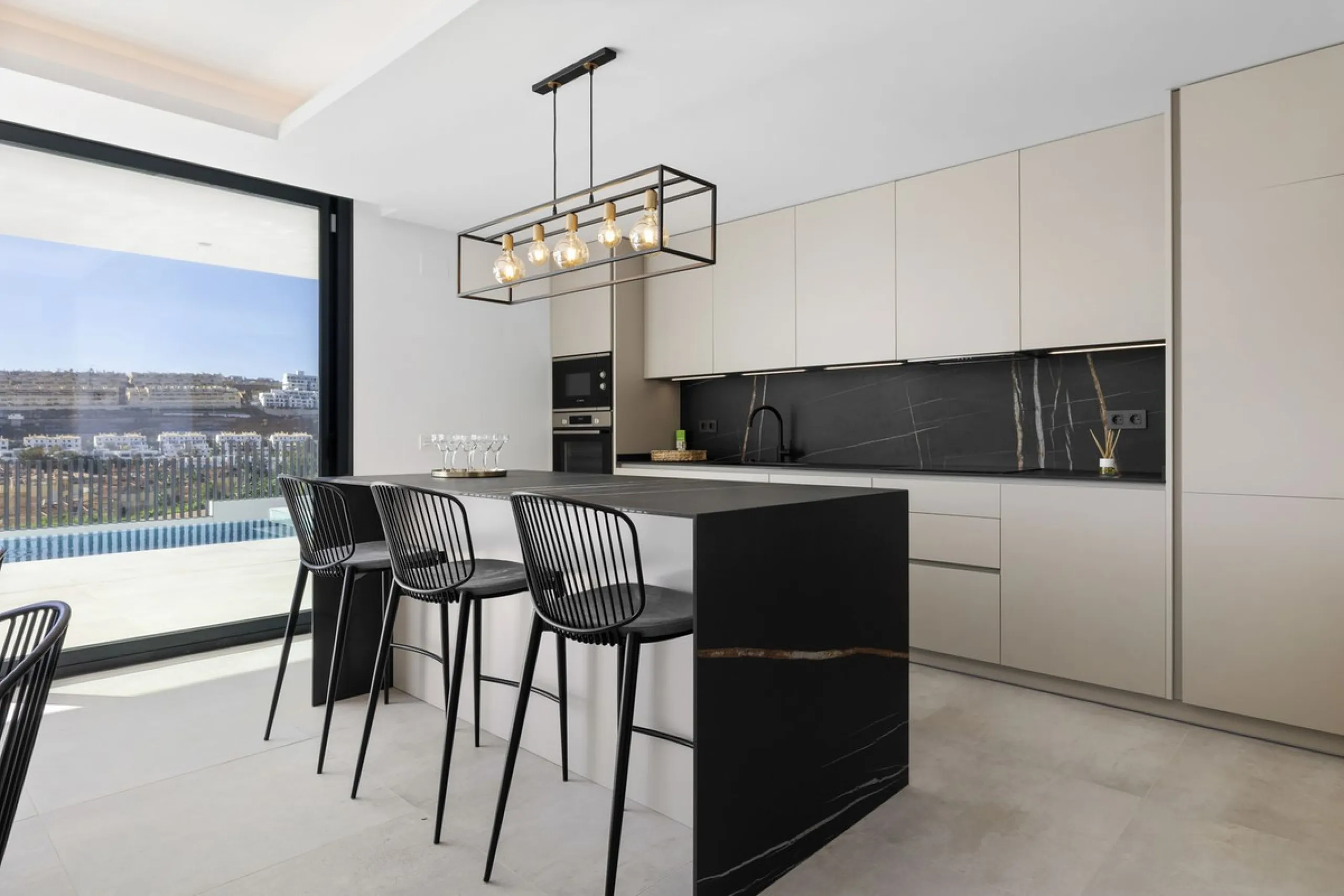 SPACIOUS CONTEMPORARY VILLA IN TOP LOCATION!