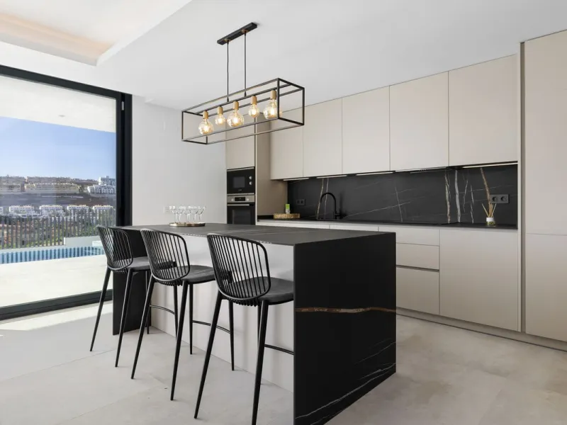 SPACIOUS CONTEMPORARY VILLA IN TOP LOCATION!