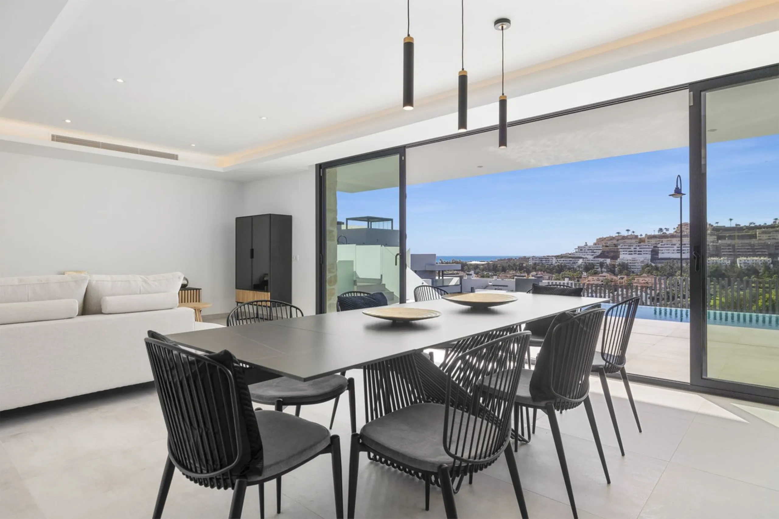 SPACIOUS CONTEMPORARY VILLA IN TOP LOCATION!