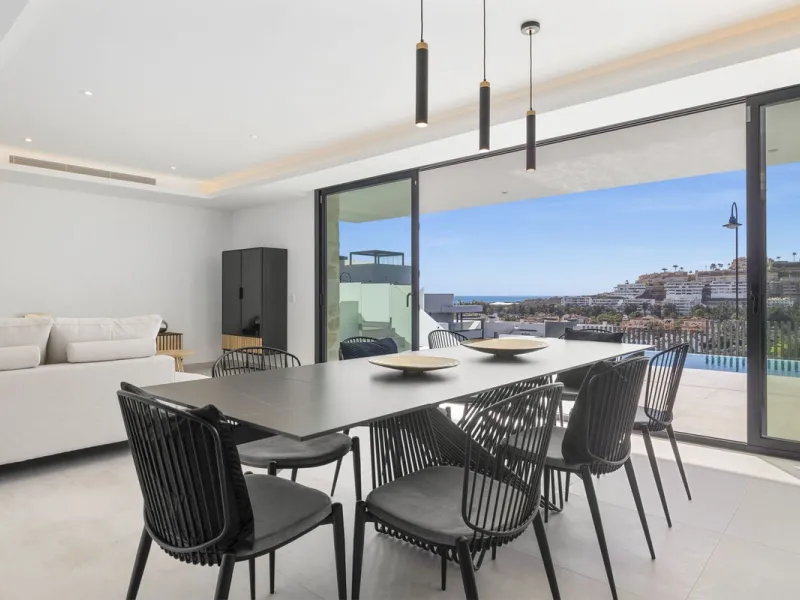 SPACIOUS CONTEMPORARY VILLA IN TOP LOCATION!