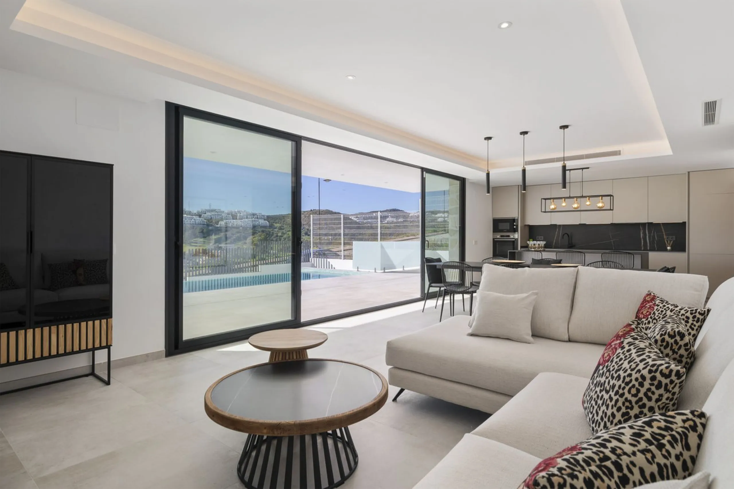 SPACIOUS CONTEMPORARY VILLA IN TOP LOCATION!