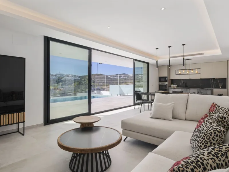SPACIOUS CONTEMPORARY VILLA IN TOP LOCATION!