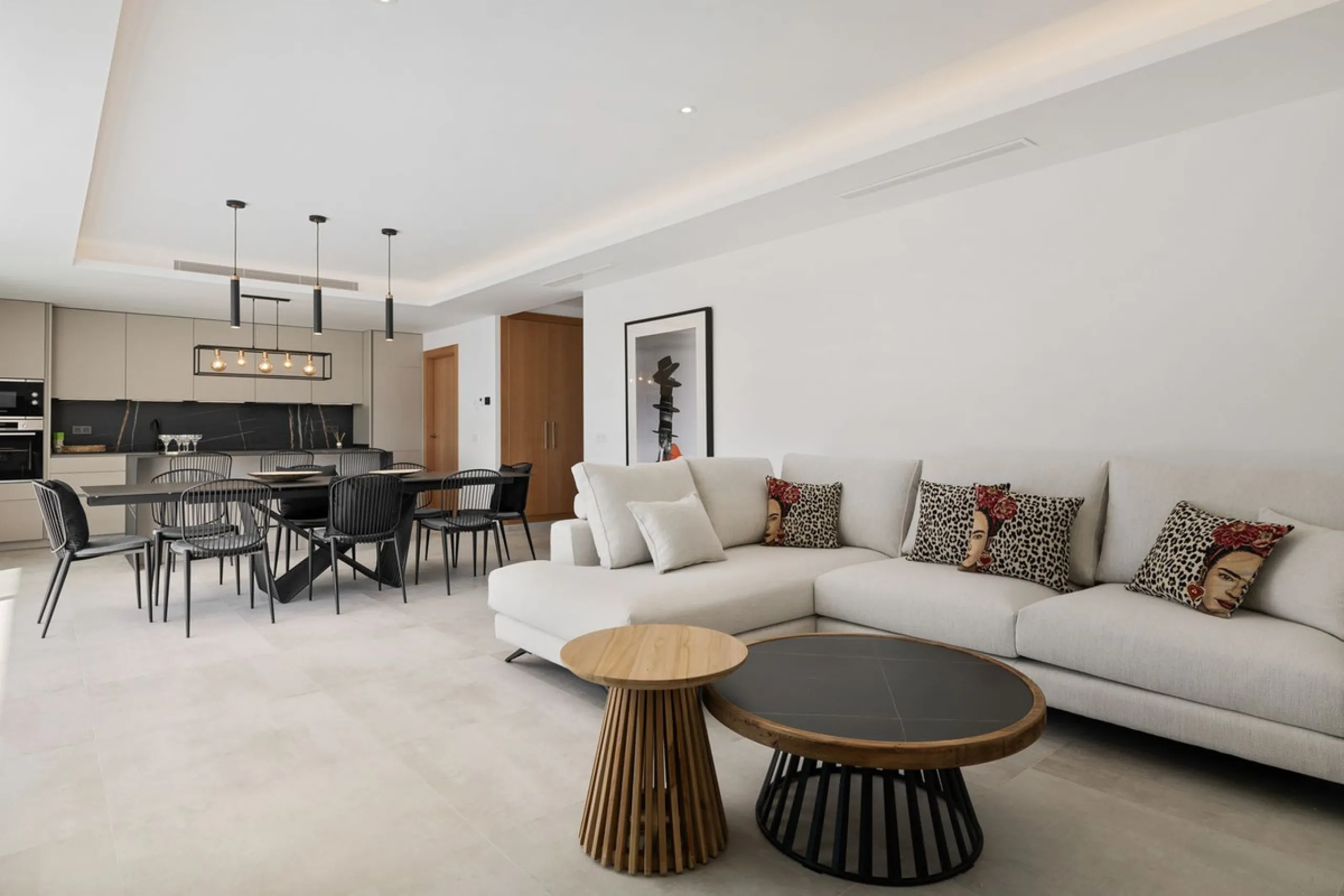 SPACIOUS CONTEMPORARY VILLA IN TOP LOCATION!