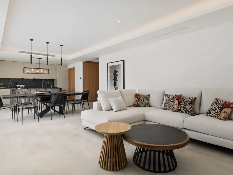SPACIOUS CONTEMPORARY VILLA IN TOP LOCATION!