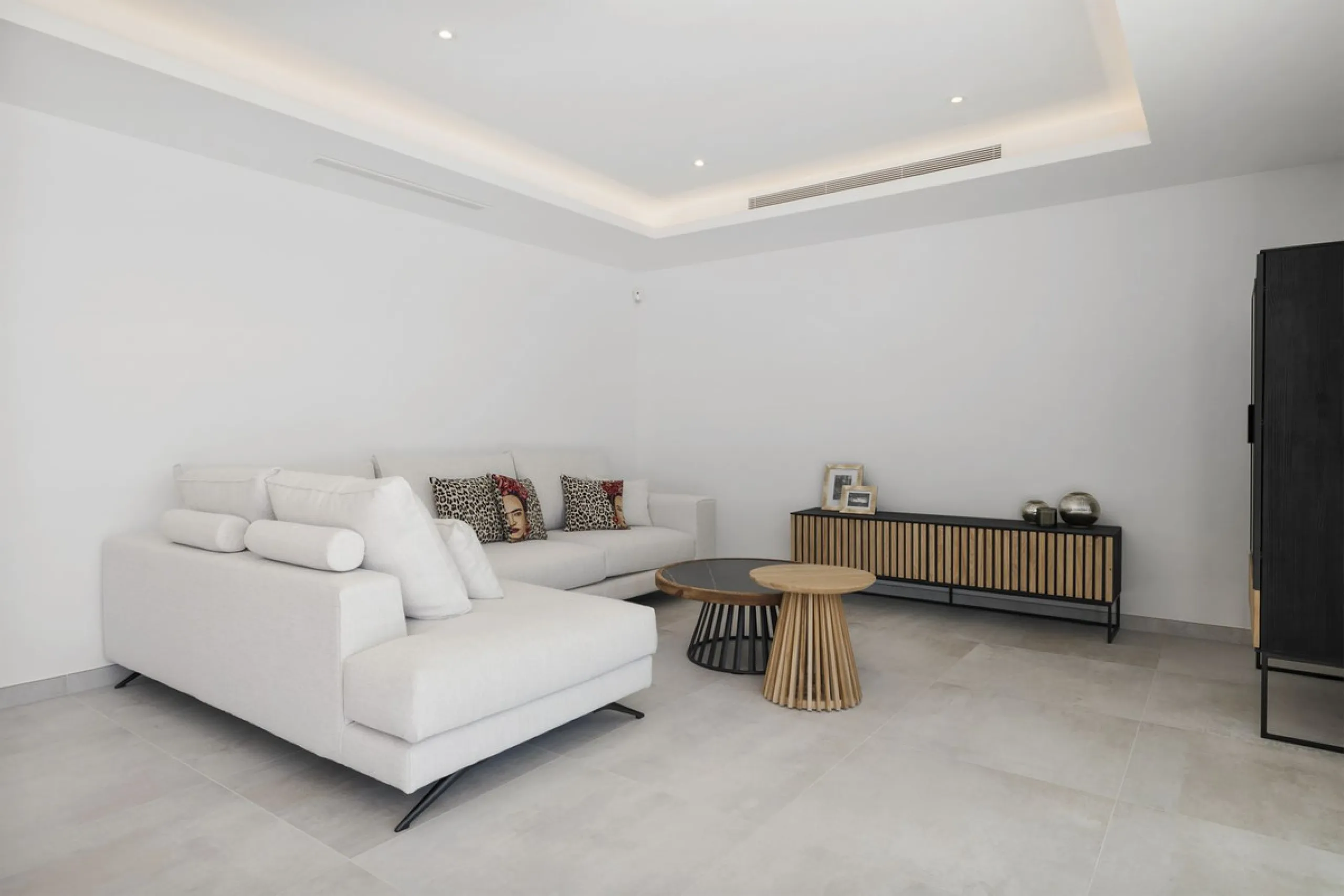 SPACIOUS CONTEMPORARY VILLA IN TOP LOCATION!