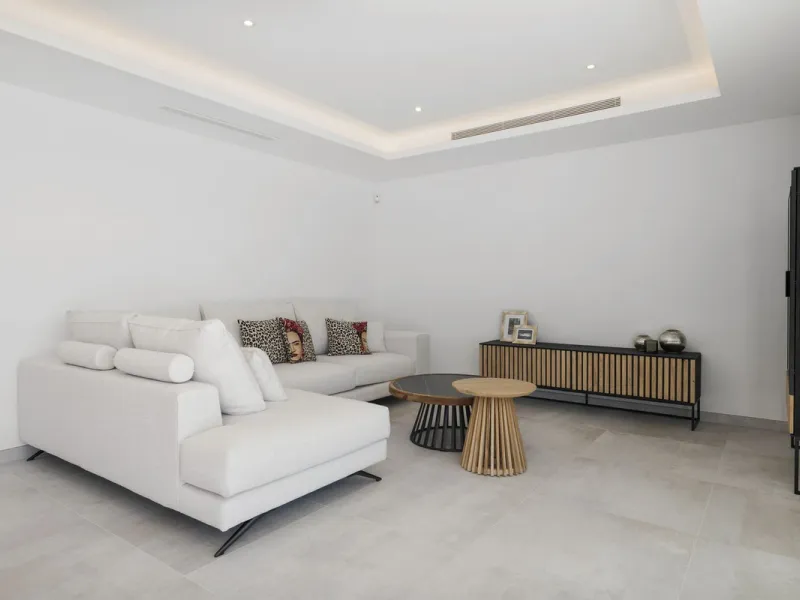 SPACIOUS CONTEMPORARY VILLA IN TOP LOCATION!