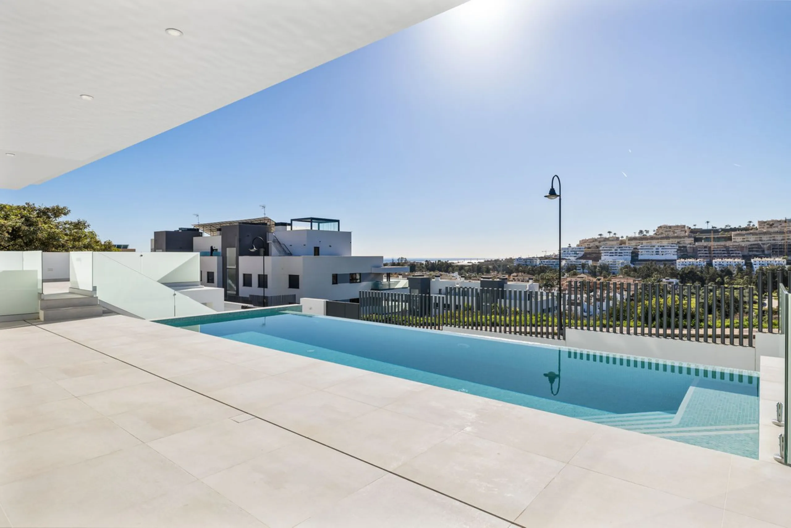 SPACIOUS CONTEMPORARY VILLA IN TOP LOCATION!