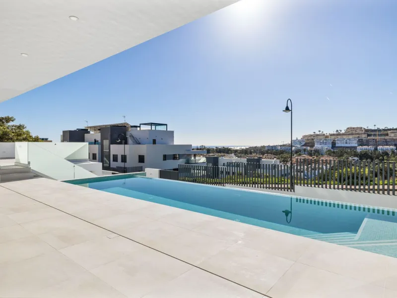 SPACIOUS CONTEMPORARY VILLA IN TOP LOCATION!