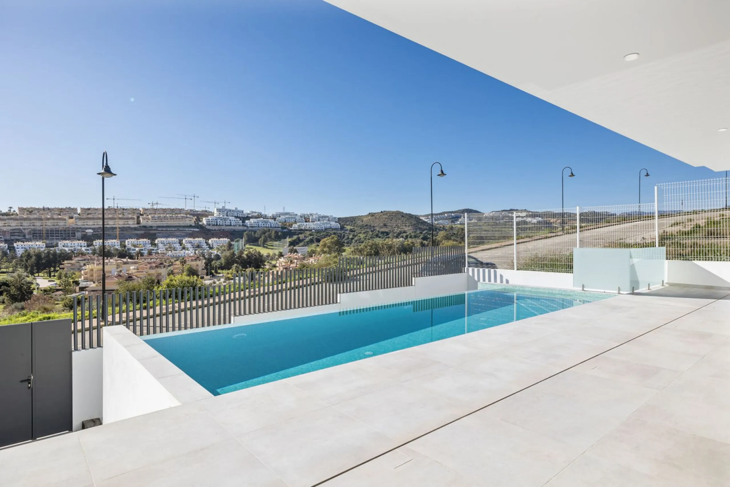 SPACIOUS CONTEMPORARY VILLA IN TOP LOCATION!